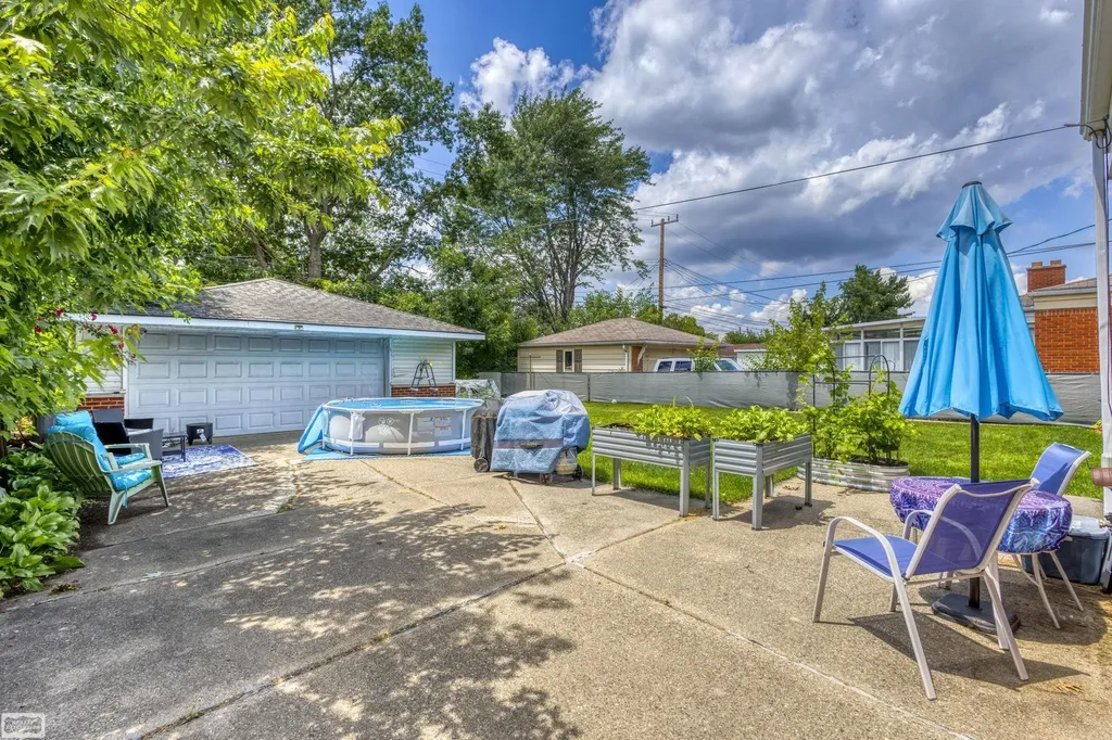 31557 Kelly Road Fraser City MI 48026