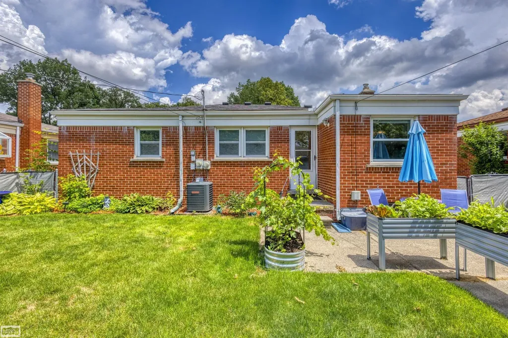 31557 Kelly Road Fraser City MI 48026