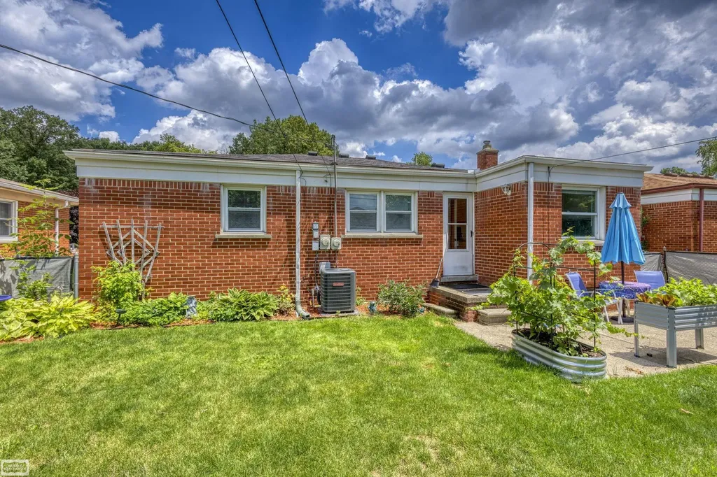 31557 Kelly Road Fraser City MI 48026