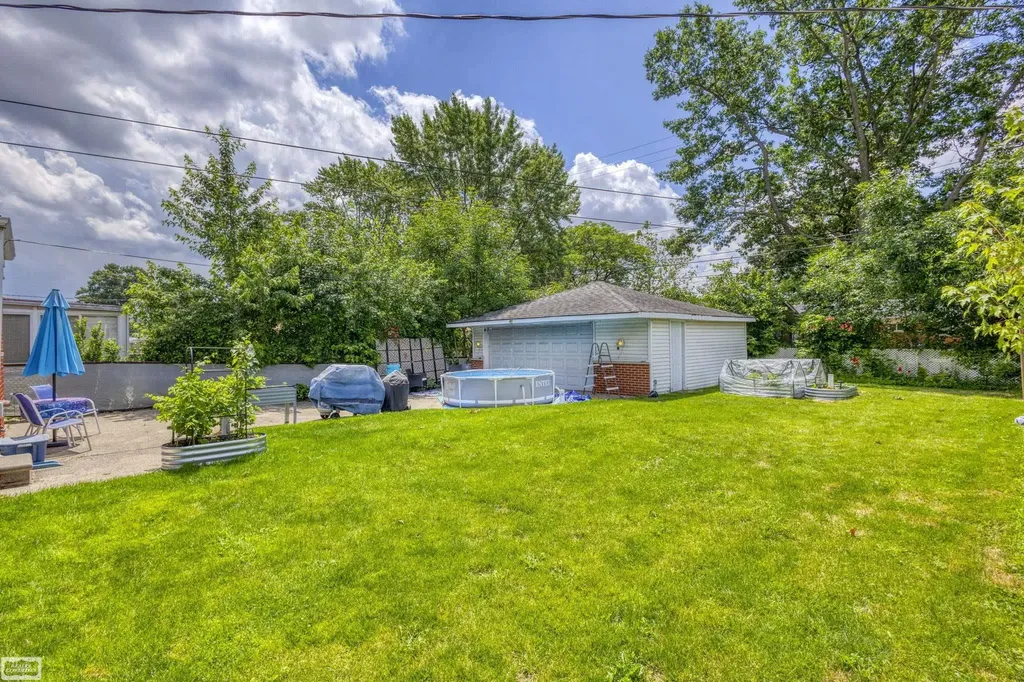 31557 Kelly Road Fraser City MI 48026