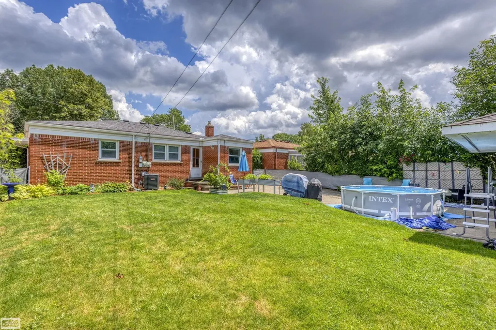 31557 Kelly Road Fraser City MI 48026