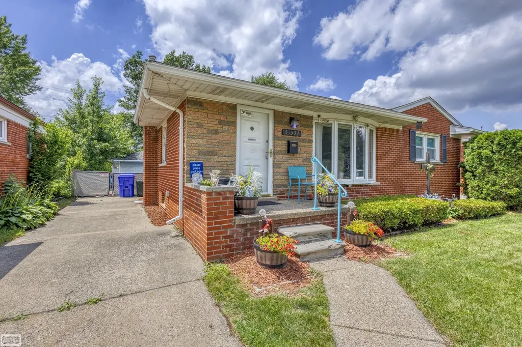 31557 Kelly Road Fraser City MI 48026