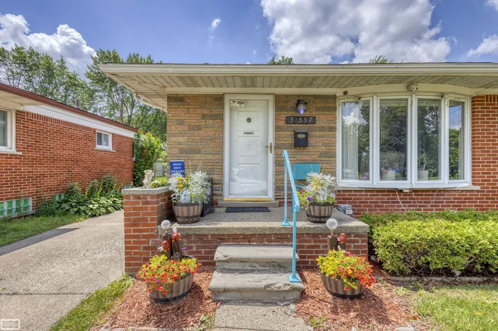 31557 Kelly Road Fraser City MI 48026