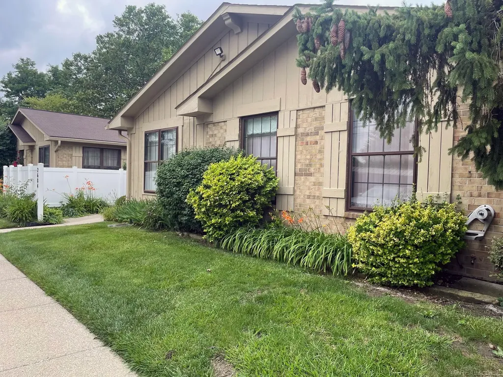 2684 Roundtree Drive Troy City MI 48083