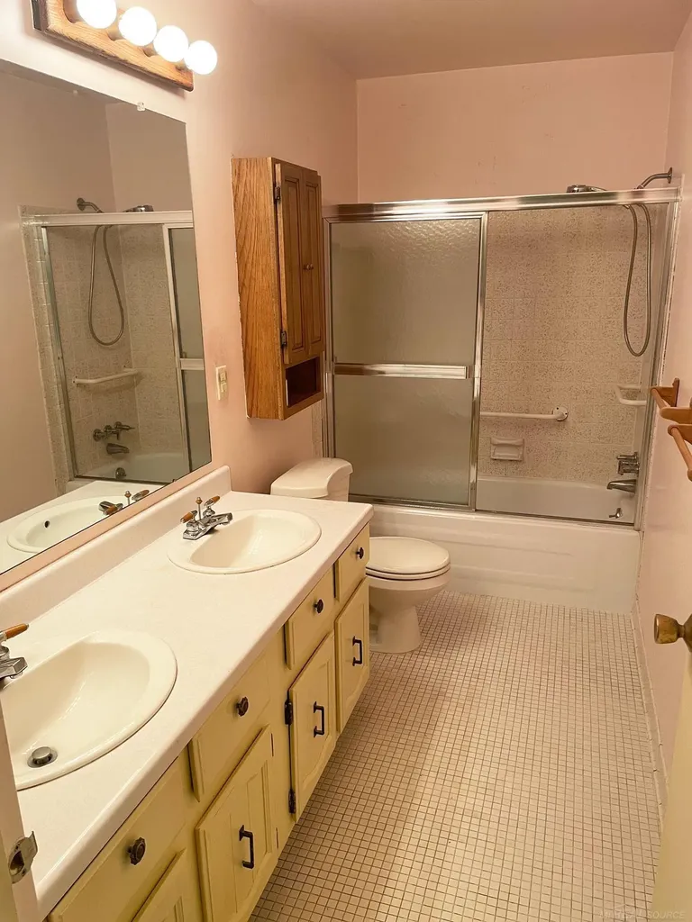 2684 Roundtree Drive Troy City MI 48083
