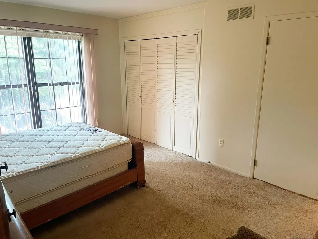 2684 Roundtree Drive Troy City MI 48083