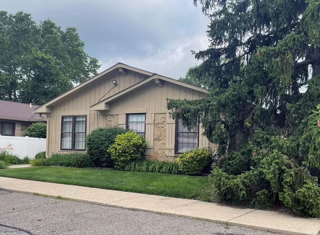 2684 Roundtree Drive Troy City MI 48083