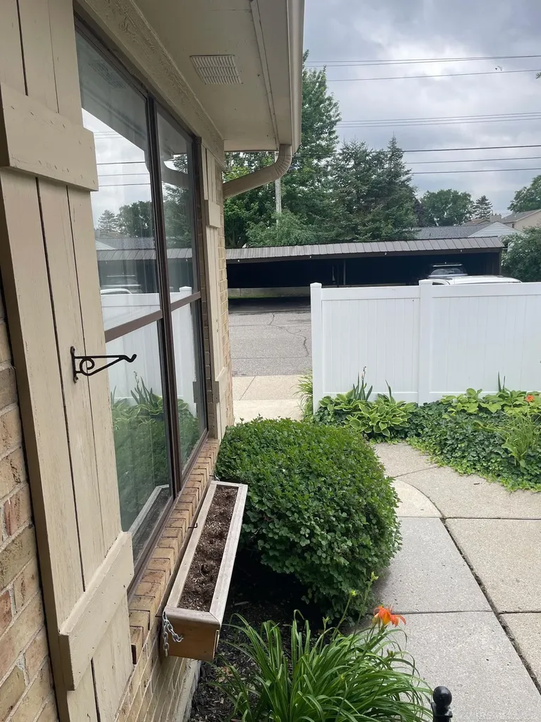 2684 Roundtree Drive Troy City MI 48083