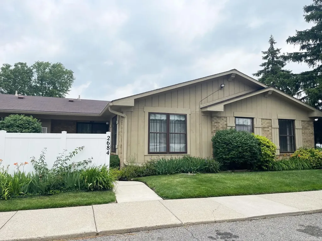 2684 Roundtree Drive Troy City MI 48083