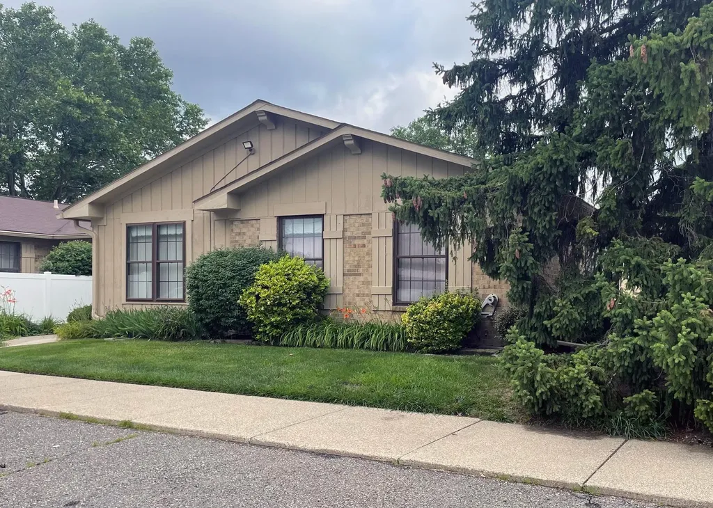 2684 Roundtree Drive Troy City MI 48083