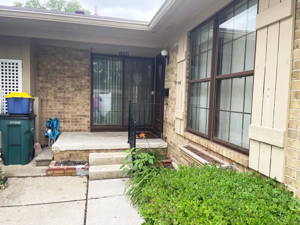 2684 Roundtree Drive Troy City MI 48083