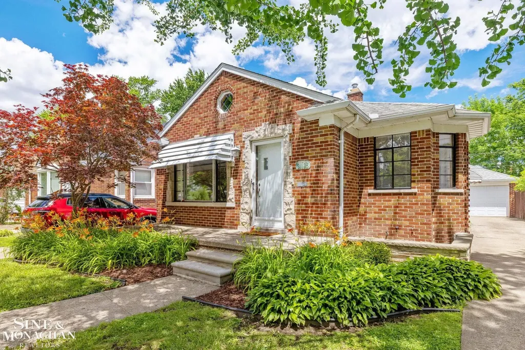21175 Lochmoor Street Harper Woods City MI 48225