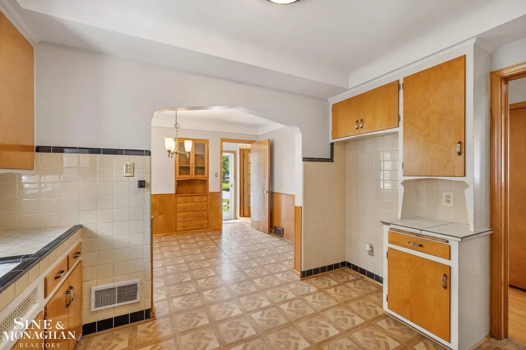 21175 Lochmoor Street Harper Woods City MI 48225