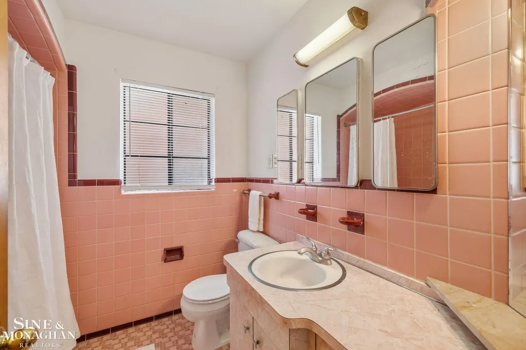 21175 Lochmoor Street Harper Woods City MI 48225