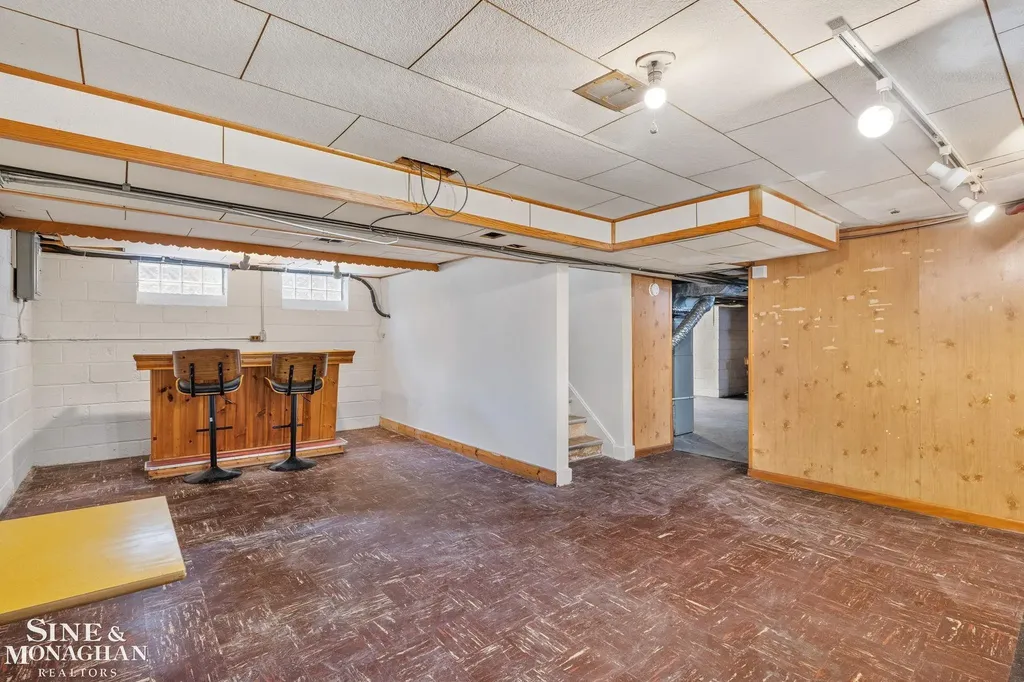 21175 Lochmoor Street Harper Woods City MI 48225