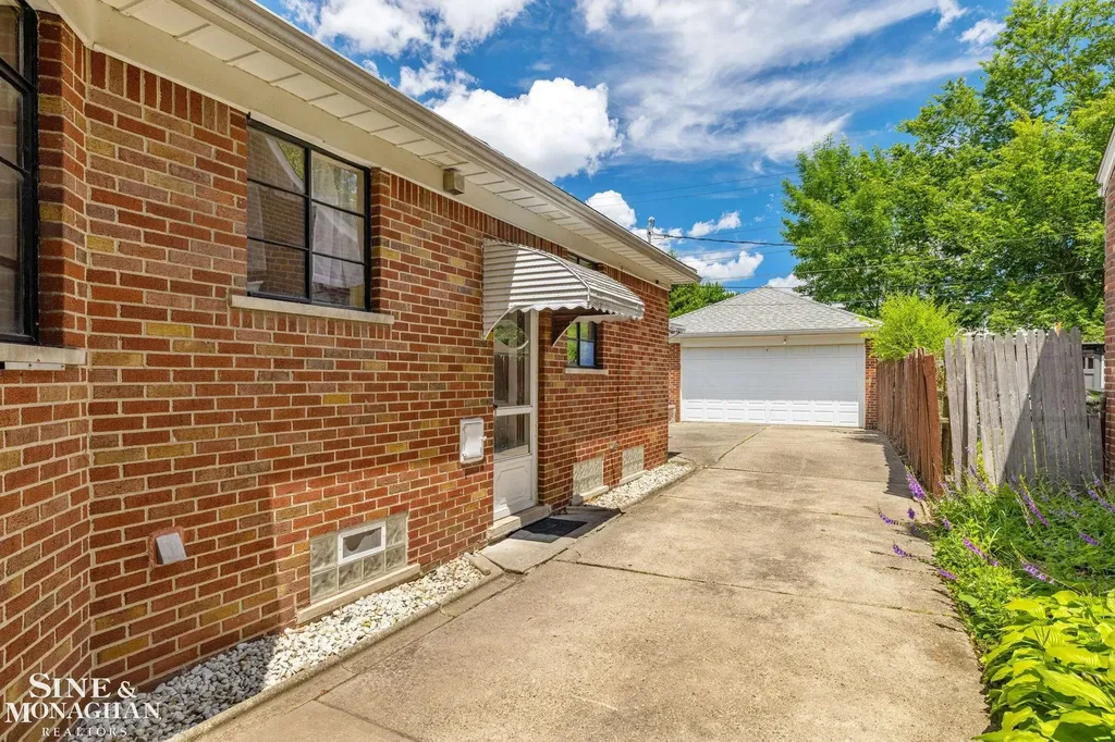 21175 Lochmoor Street Harper Woods City MI 48225