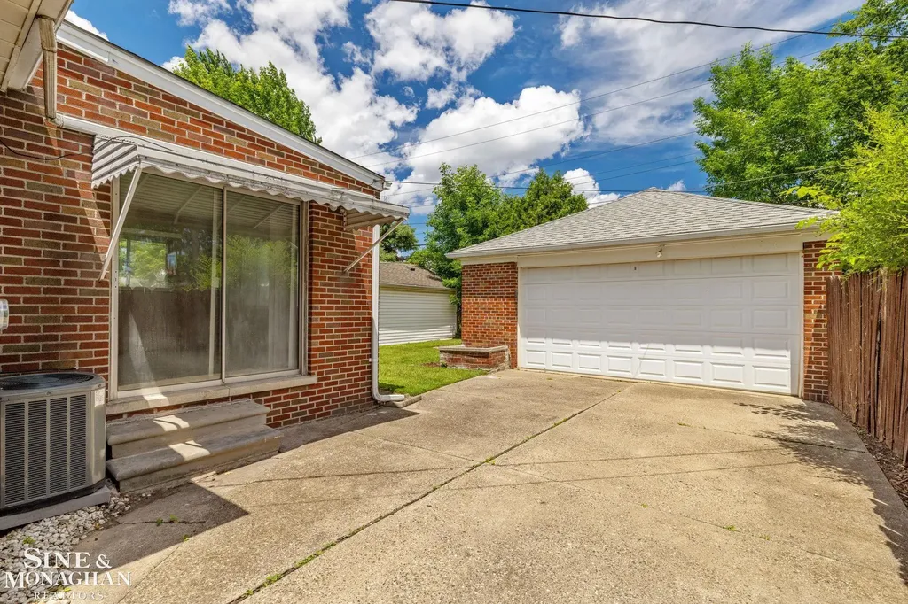 21175 Lochmoor Street Harper Woods City MI 48225