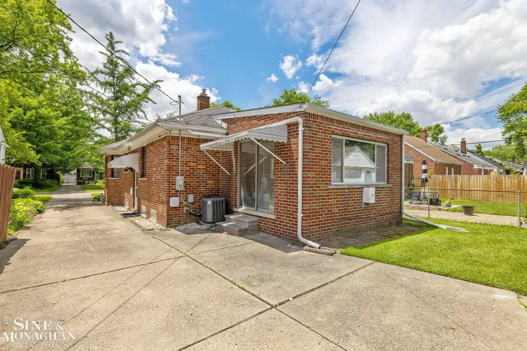 21175 Lochmoor Street Harper Woods City MI 48225