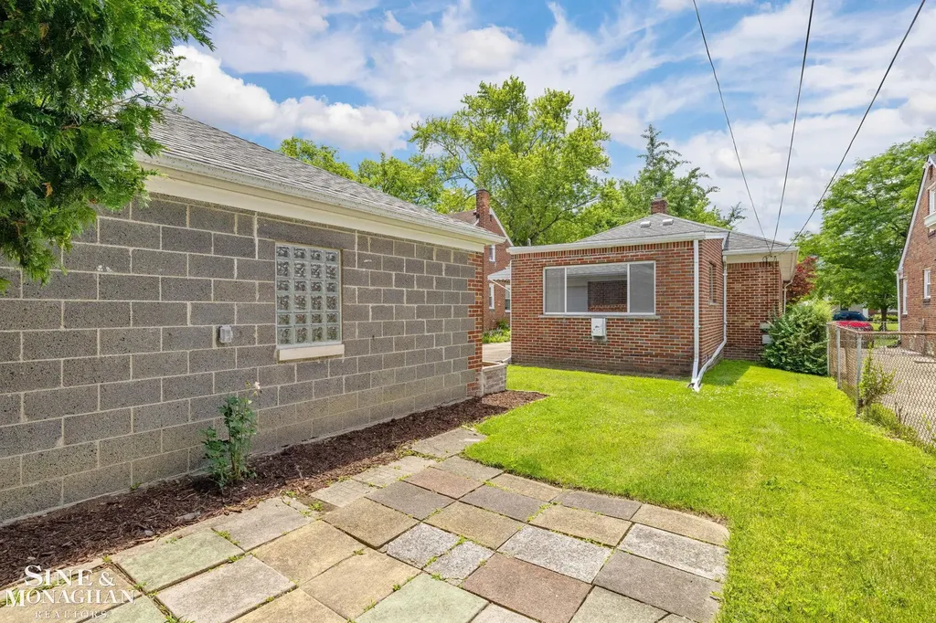 21175 Lochmoor Street Harper Woods City MI 48225
