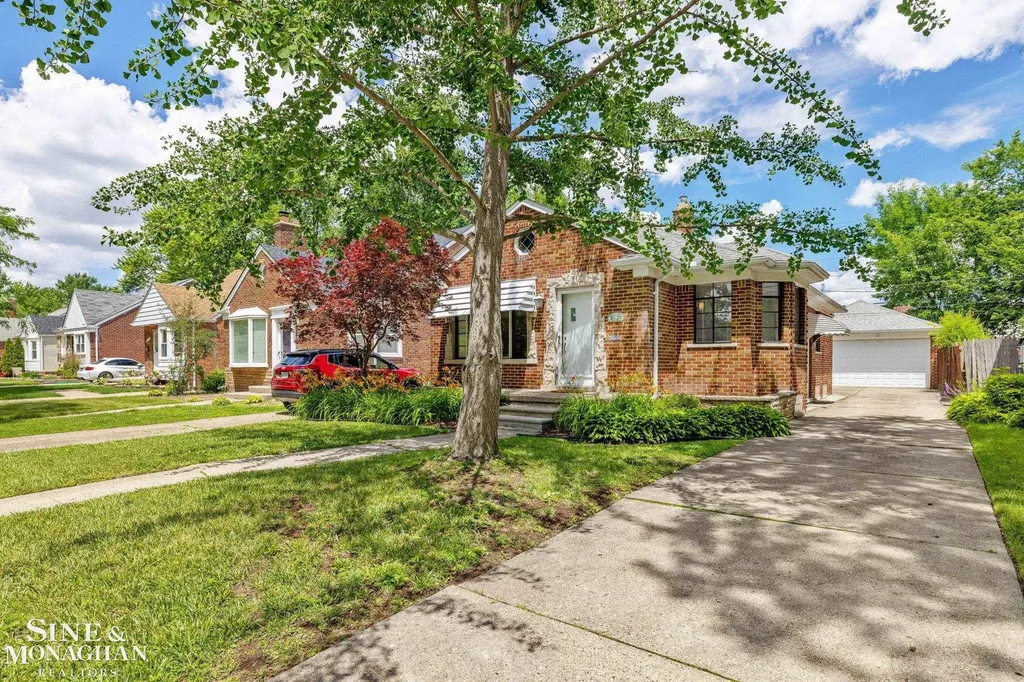21175 Lochmoor Street Harper Woods City MI 48225