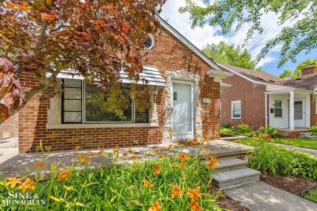 21175 Lochmoor Street Harper Woods City MI 48225