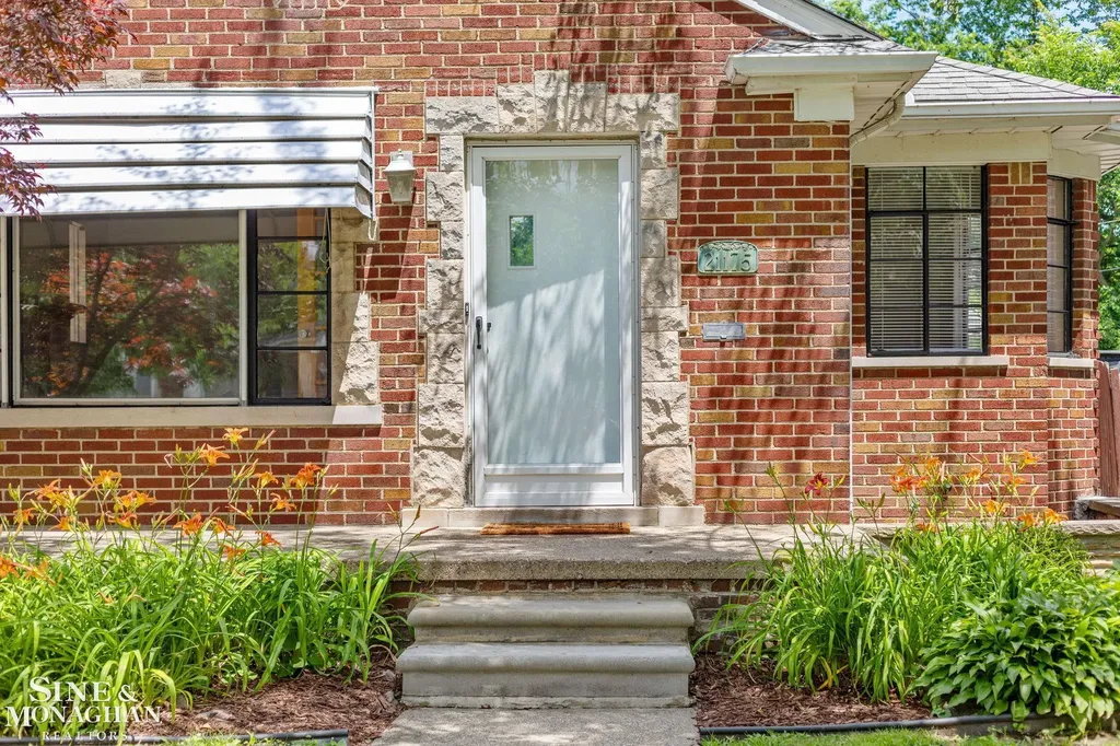 21175 Lochmoor Street Harper Woods City MI 48225