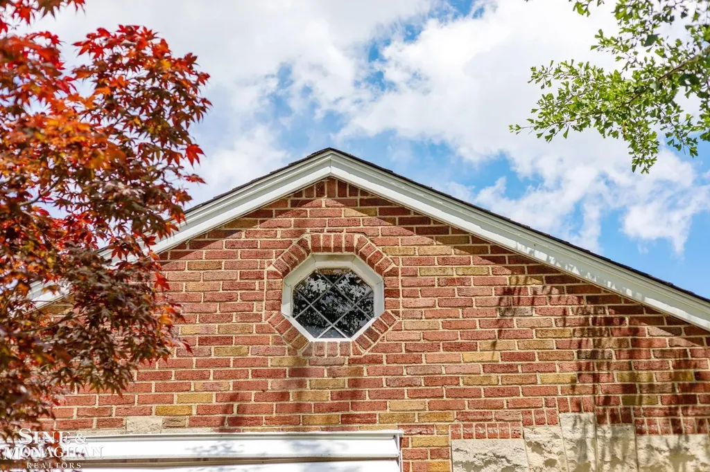 21175 Lochmoor Street Harper Woods City MI 48225