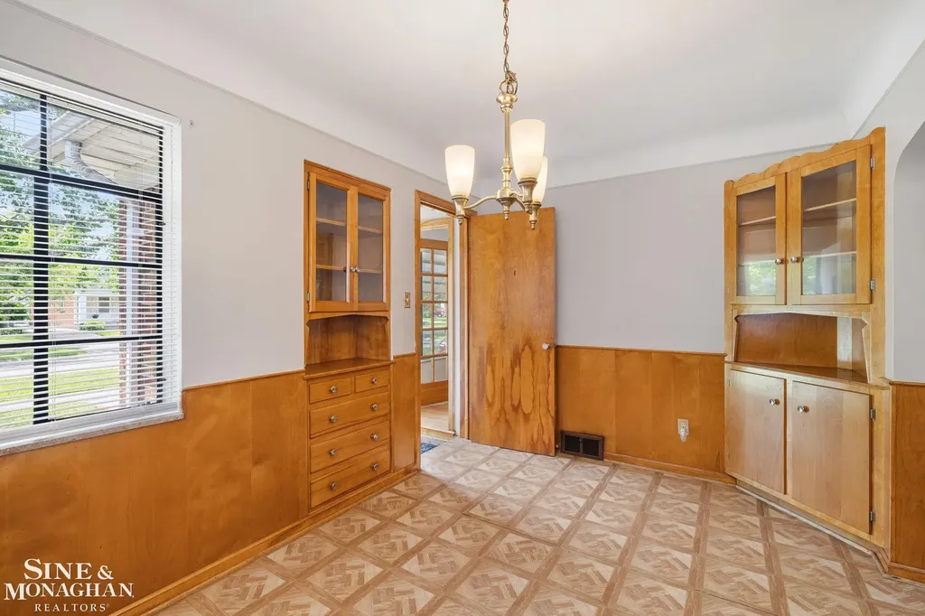 21175 Lochmoor Street Harper Woods City MI 48225