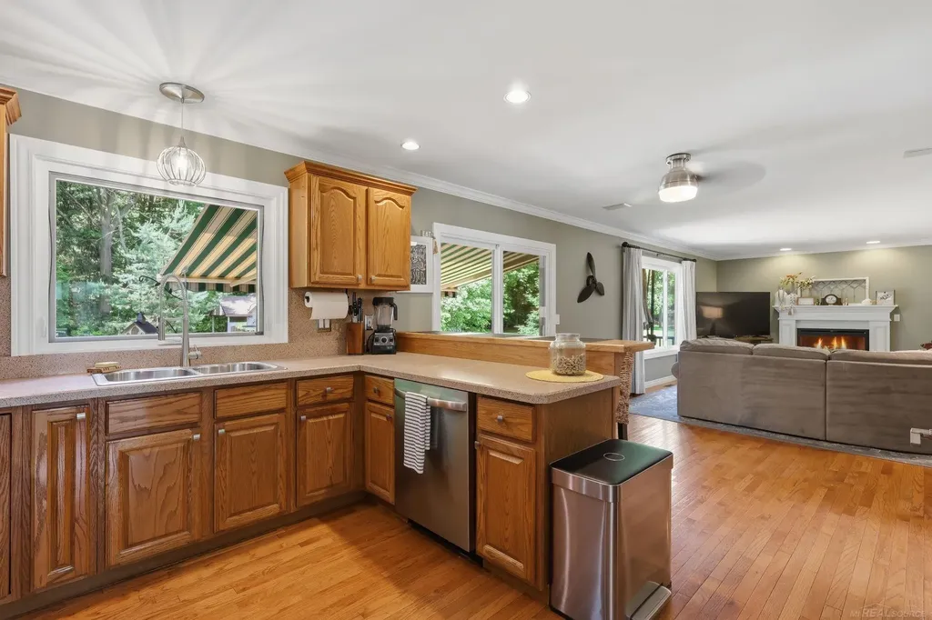 4055 Stoney Creek Drive Fort Gratiot Charter Township MI 48059
