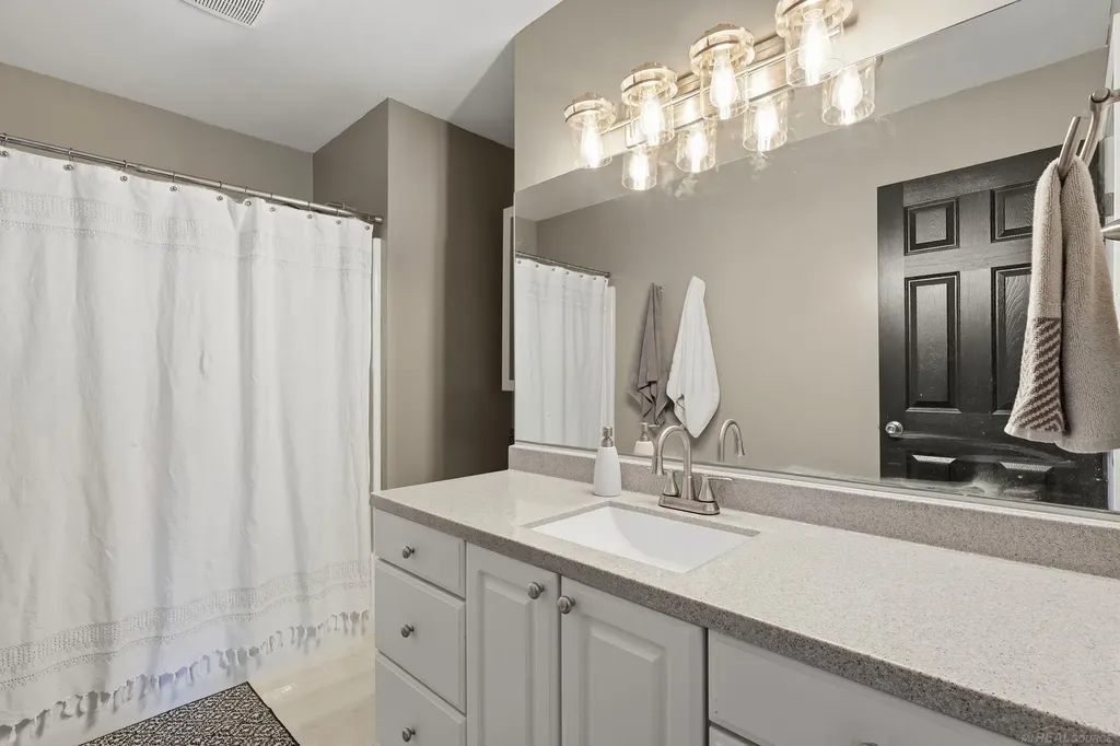 4055 Stoney Creek Drive Fort Gratiot Charter Township MI 48059