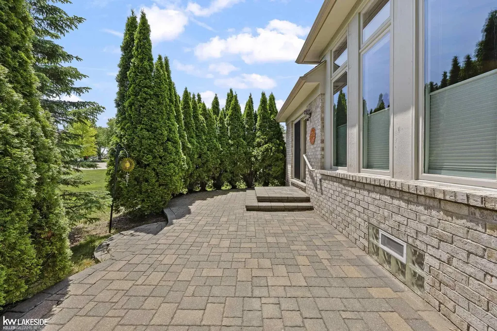 40134 Riverbend Drive Sterling Heights City MI 48310