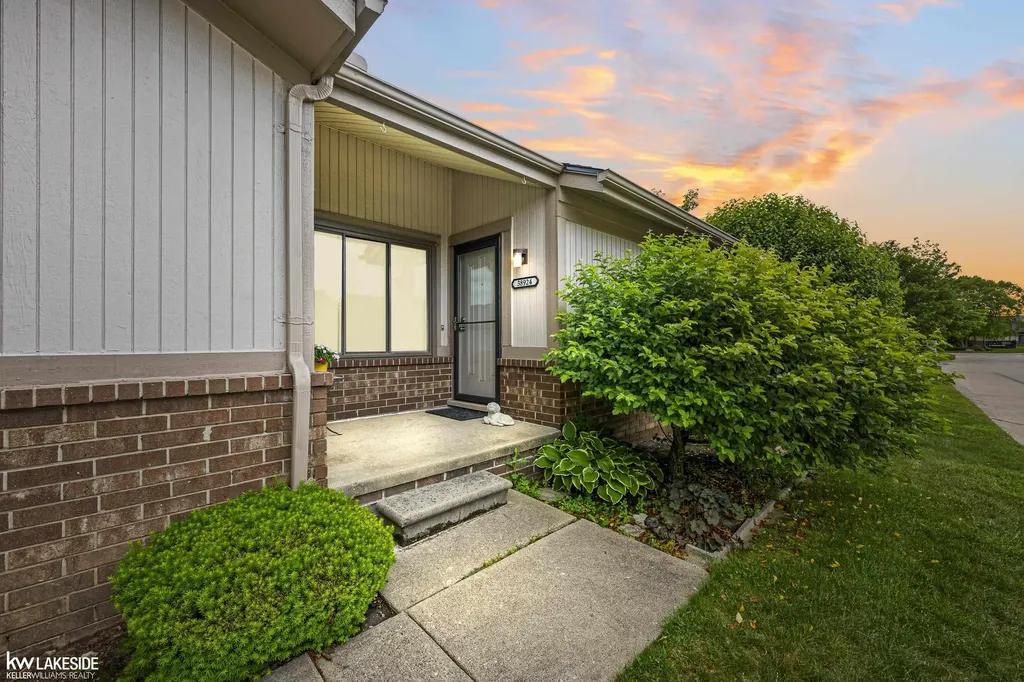 38924 E Windmill Pointe Drive Clinton Charter Township MI 48038