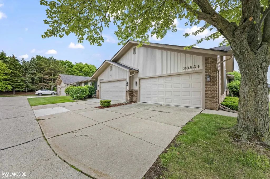 38924 E Windmill Pointe Drive Clinton Charter Township MI 48038