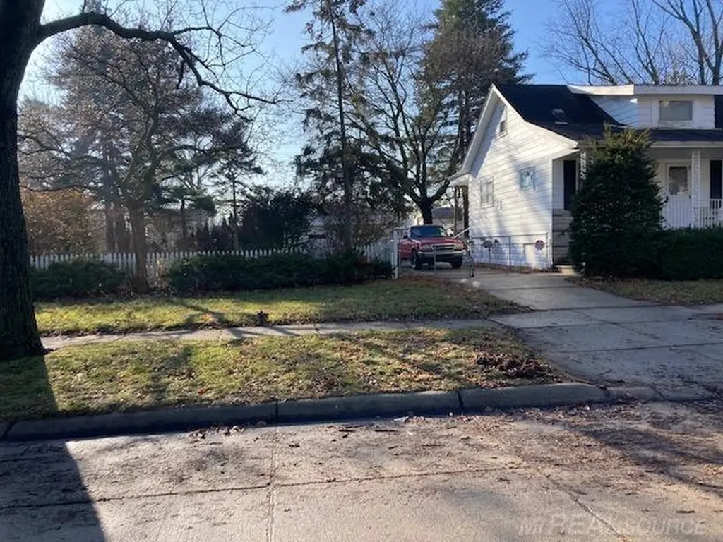 8442 Central Street Center Line City MI 48015
