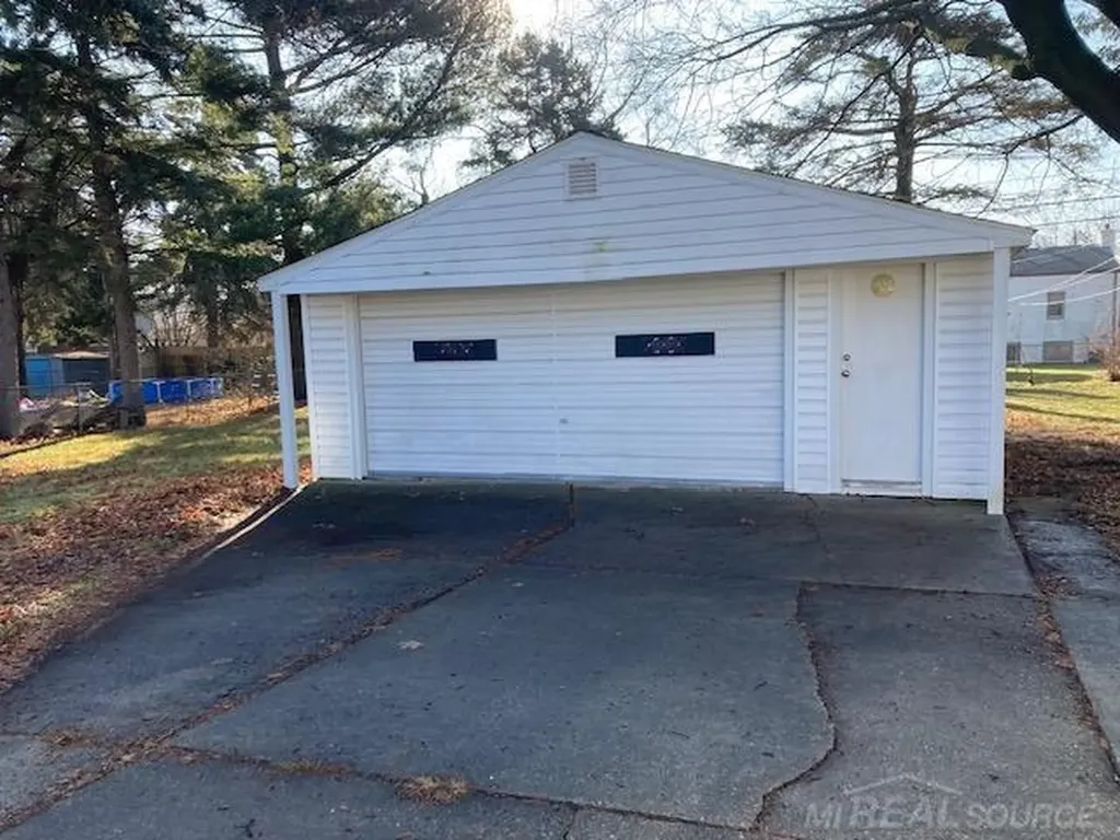 8442 Central Street Center Line City MI 48015