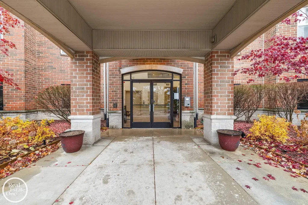 2118 Country Club Drive St. Clair Shores City MI 48082