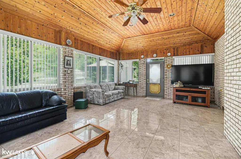 3940 Wayfarer Drive Troy City MI 48083