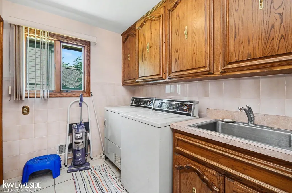 3940 Wayfarer Drive Troy City MI 48083