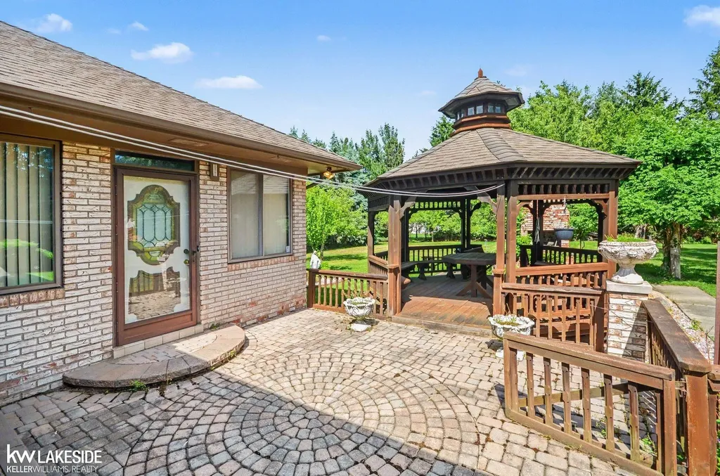3940 Wayfarer Drive Troy City MI 48083