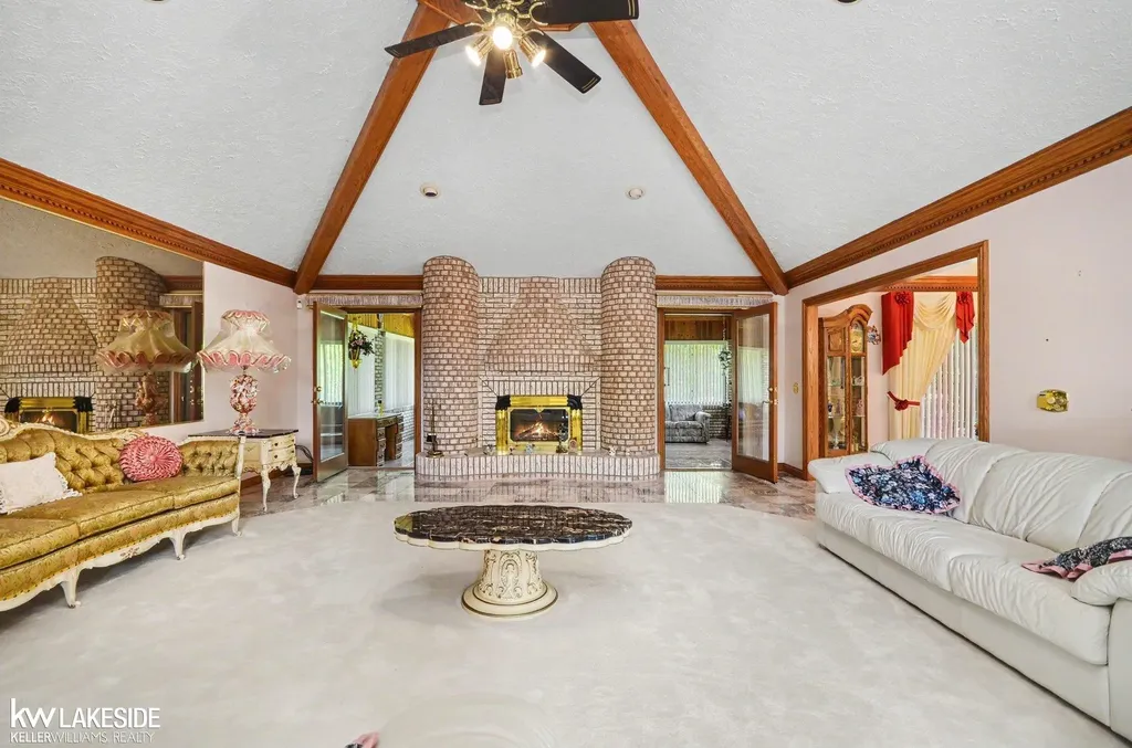 3940 Wayfarer Drive Troy City MI 48083