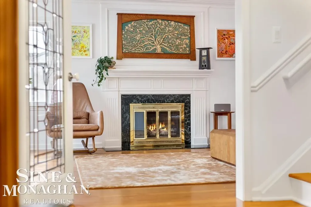 565 Lochmoor Boulevard Grosse Pointe Woods City MI 48236