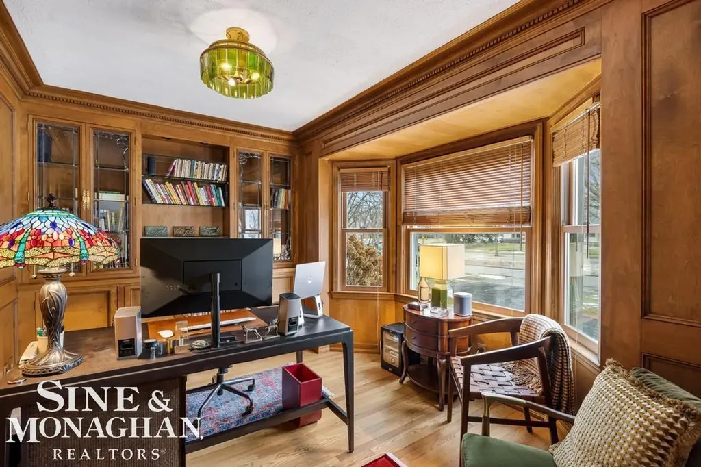 565 Lochmoor Boulevard Grosse Pointe Woods City MI 48236