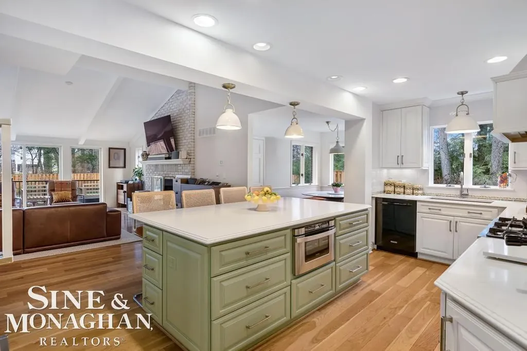 565 Lochmoor Boulevard Grosse Pointe Woods City MI 48236