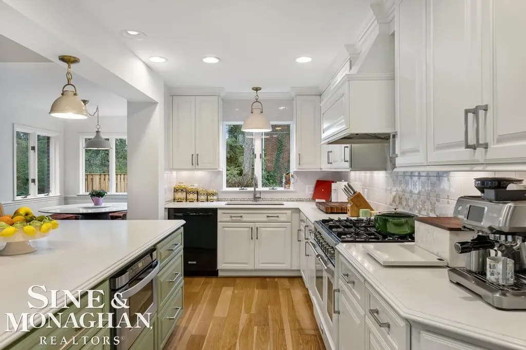 565 Lochmoor Boulevard Grosse Pointe Woods City MI 48236