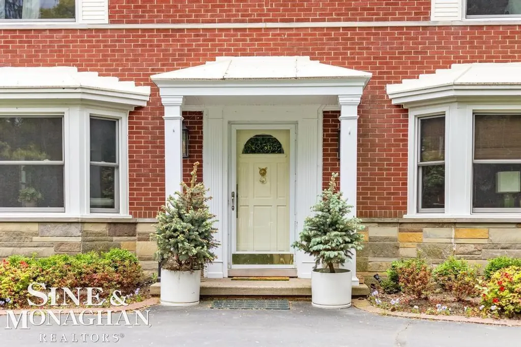 565 Lochmoor Boulevard Grosse Pointe Woods City MI 48236