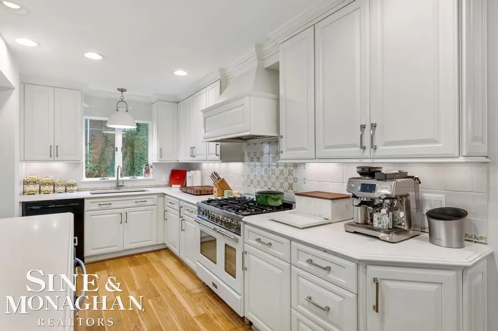 565 Lochmoor Boulevard Grosse Pointe Woods City MI 48236