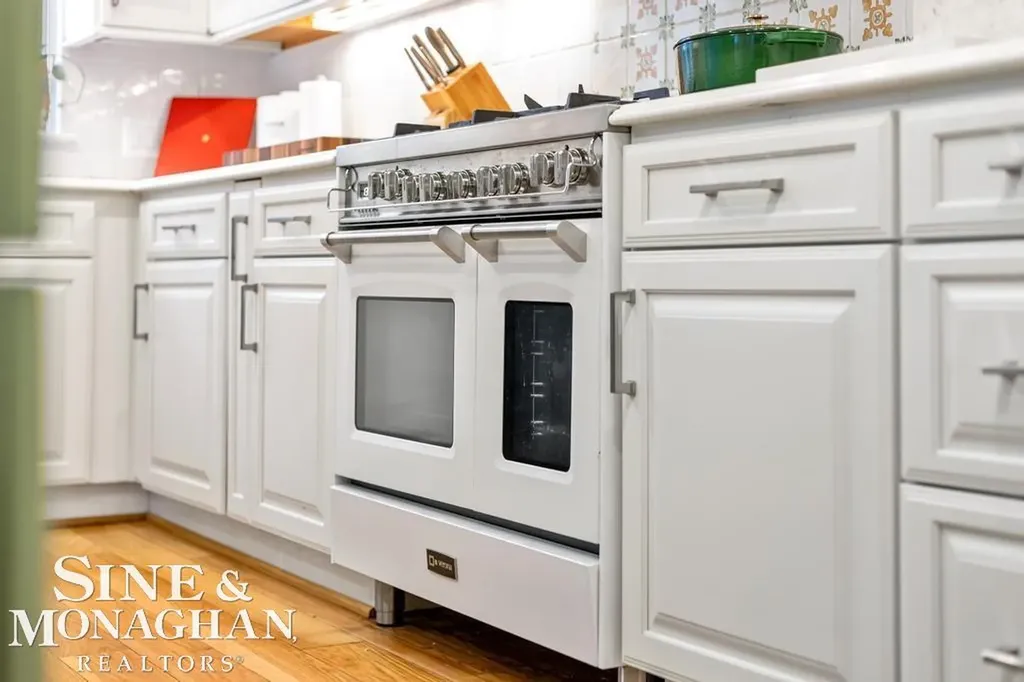 565 Lochmoor Boulevard Grosse Pointe Woods City MI 48236