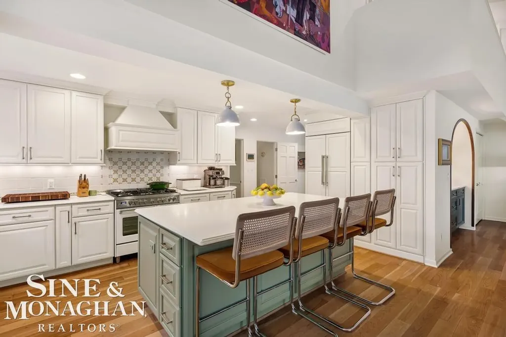 565 Lochmoor Boulevard Grosse Pointe Woods City MI 48236
