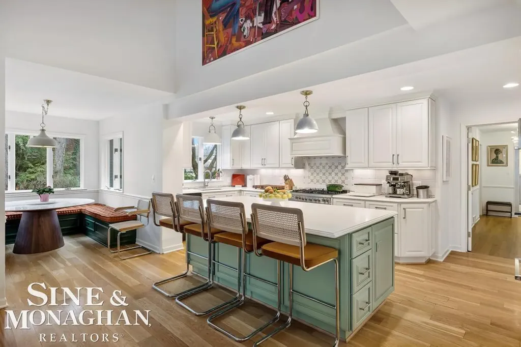 565 Lochmoor Boulevard Grosse Pointe Woods City MI 48236