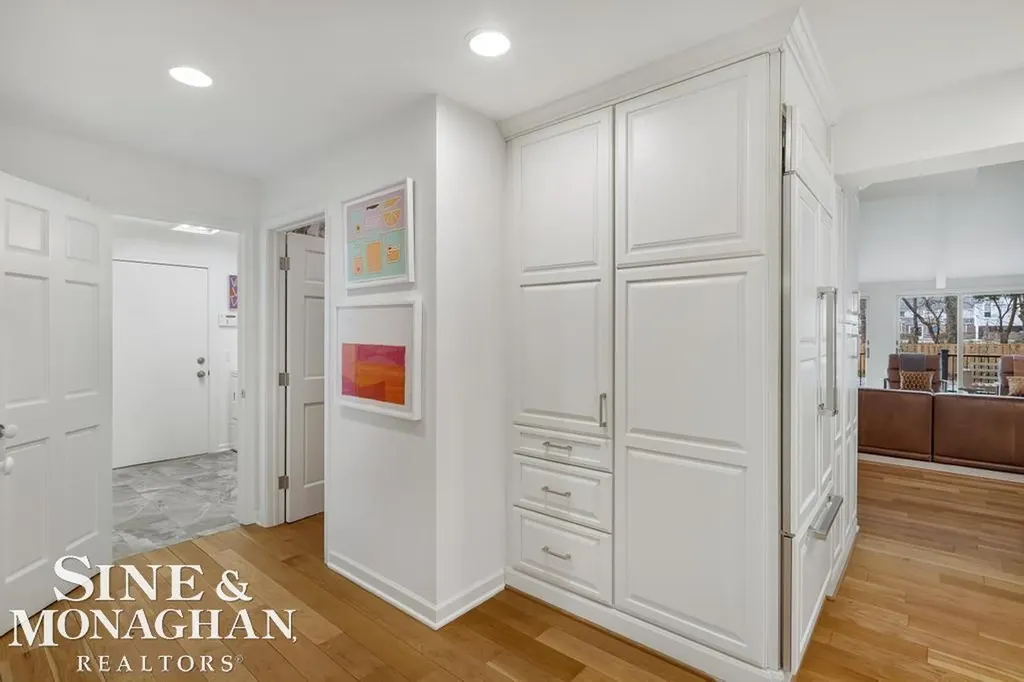 565 Lochmoor Boulevard Grosse Pointe Woods City MI 48236
